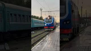 [Приветливая бригада в дождь!] KZ4AT-0080 резервом следует по станции Астана-1