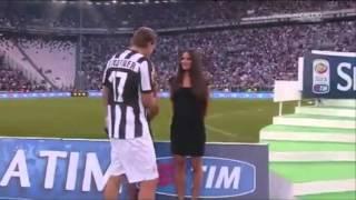 BENDTNER saluta le hostess durante la passerella