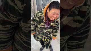 妈妈眼睛发炎了，给妈妈抹点药#记录真实生活 #生活碎片记录 #张东带妞妞去看病 #张东要奋斗 @张东要奋斗