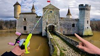 Les douves de ce château médiéval cachent des grosses surprises !!