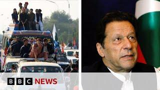 Thousands of Imran Khan supporters converge on Pakistan capital | BBC News