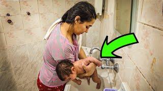 How to wash the child's feces under the water pipe? | Baby washing vlog 
