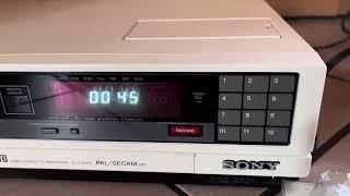 Heute neu angekommen ein original verpackter Sony SL-C30 in weiß Betamax VCR Video Rekorder. Beta