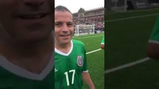 Luis Garcia bromea con sus ex-compañeros de la selección mexicana