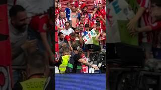 Antonio grizman give his Jersey to fan girl #football