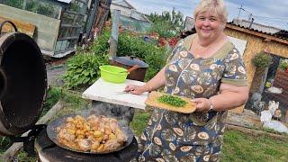 Обед на садже и с дымком получается всегда вкусно.Каждый занимается своей работой.