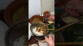 居民楼下的南昌拌粉！满满一碗2.5元搭配皮蛋瓦罐汤绝绝子 #路边摊 #美食 #南昌拌粉 #chinastreetfood #streetfood #chinafood #shorts