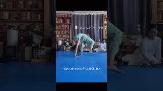 이효리의 스승 하타계의 전설 한주훈 선생님 앞에서 만다라아사나 #yoga #요가강사 #한주훈선생님 #하타요가 #mandalasana