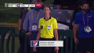 La arbitra Kathryn Nesbitt quedó en la historia como la primera mujer en participar de una final