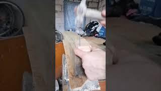 Как забить гвоздь без раскола доски #Shorts