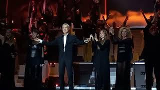 Claudio Baglioni commosso saluta e ringrazia. Finale ultimo concerto Arena di Verona A tutto cuore