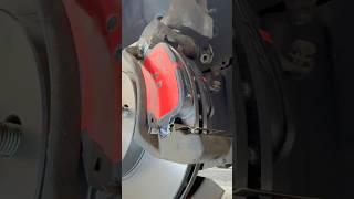 How to install front brake pad. You gotta find the right angle otherwise it’ll bend the clip #diy