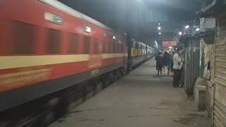 India's smallest GaribRath : HWH WAP 4 led 12359 Kolkata - Patna GaribRath Express skips AGP