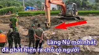 Cả làng hồi hộp xem từng gầu đất được múc lên xem có ai không