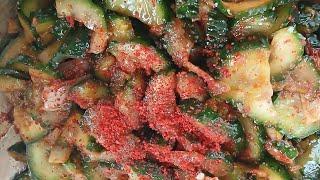 Как приготовить вкусный салат из огурцов?