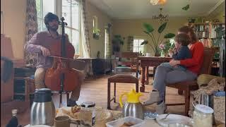 Pau Sola op cello tijdens Buurtmuziek & Baksels op Landgoed de Brouwketel