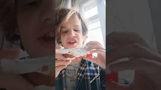 Пробую молочный ломтик от Kinder