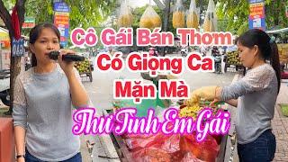 Xuất Hiện Cô Gái Bán Thơm Có Giọng Ca Cực Mặn Mà - Khiến Ai Chạy Ngang Cũng Mê Mệt