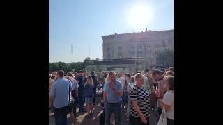 Толпы народа у станции метро «Московская» утром 16 июня.
