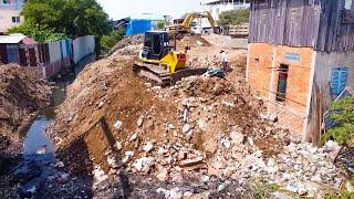 Nice Action Moments!! Komatsu Bulldozer Moving Trash and Clearing Trash In Village