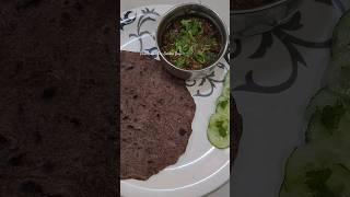 नाचणीची भाकरी उसळ चटकदार | Nachani Roti N Testy Curry #gulabisadi #breakfast #shorts #lunch