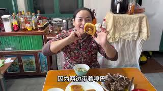 东北农村生活，山东媳妇卷煎饼，这煎饼好吃 #向往的乡村生活