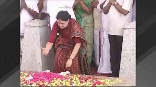 Sasikala's theatrics at Jayalalithaa memorial