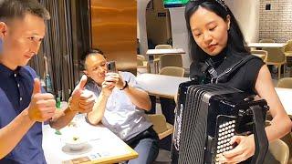 Accordion李楚然在内蒙古餐厅被认出！一首草原风情之歌，大哥听完给免单！【李楚然手风琴】