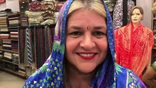 Cómo ponerse un Sari  de India  - Karina Giorgenello en una tienda de New Delhi