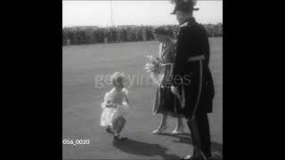 A beautiful Curtsey made to Queen Elizabeth ll by a a little girl makes my day ️ #elizabethll