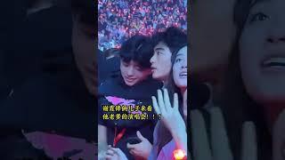 #谢霆锋 俩儿子来看老爹的演唱会，两个儿子完美继承了父母的高颜值！#谢振轩#谢振南