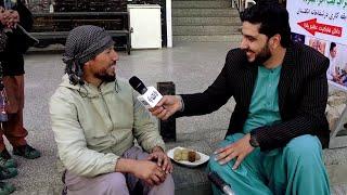 Maiwand Iqbal eats Pani Puri with a worker / میوند اقبال با یک کارگر و خوردن پانی پوری غذای هندی