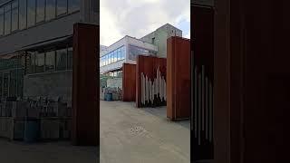знаменитые стальные меняющие цвет ворота севкабель порт