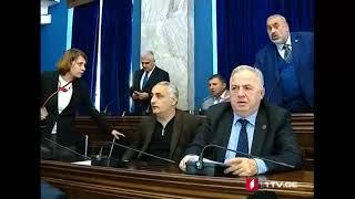 პარლამენტში ვიქტორ ჯაფარიძე და თენგიზ გუნავა ერთმანეთს დაუპირისპირდნენ