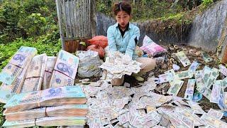 Lucky poor girl: scrap collector girl picks up large sum of money at garbage dump