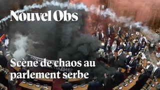 En Serbie, des députés lancent des fumigènes dans l'hémicycle du Parlement