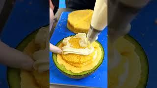用一整个哈密瓜做的哈密瓜球蛋糕 福岡久留米 【店名】幸せ菓子工房Collet【营业时间】10:00-18:00 【休息日】周二 #日本 #日本美食 #东京 #东京美食