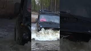 UAZ Hunter overcomes the ford