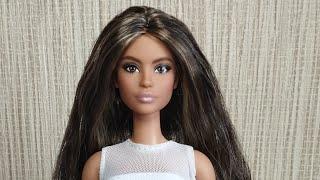 Распаковка и обзор на куклу Barbie Looks Лина