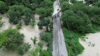 Gran corriente de agua sobre la carretera a La Rinconada