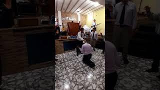 Pastor Ricardo Reynaga orando por nuestro pastor presidente Roberto Argañaras