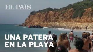 Una patera llega a una playa gaditana llena de BAÑISTAS