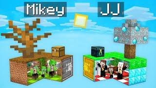 Mikey Family POOR vs JJ Family RICH SKY BUNKER Battle in Minecraft (Maizen)