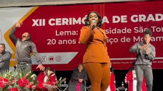 Marllen dá um verdadeiro show com Ni Nyoxile na cerimónia da Universidade São Tomás