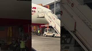 How to attach a step ladder with a wide-body Aircraft #dehliairport #shorts #trending #viral #funny