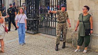 TROOPER TELLS IDIOT TO MOVE AFTER HORSE QUITS AND POLICE ENFORCE SIGNS at Horse Guards!