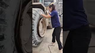 Tyrewoman Tireman Tyre Replace Perempuan mengganti ban Loader Model Ban Dalam sendirian 08170744222