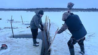 Фитиль зимой ставим на налима / Брат пришел на помощь / Рыбалка на Крайнем Севере