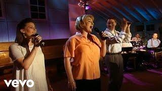 Bill & Gloria Gaither - Well Water [Live] ft. The Martins