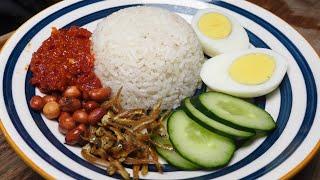 马来西亚人的国民早餐椰浆饭(Nasi Lemak)，用班兰叶和椰浆煮出来的米饭特别香，配上辣辣叁巴酱超级好吃️Malaysian’s national breakfast  Nasi Lemak